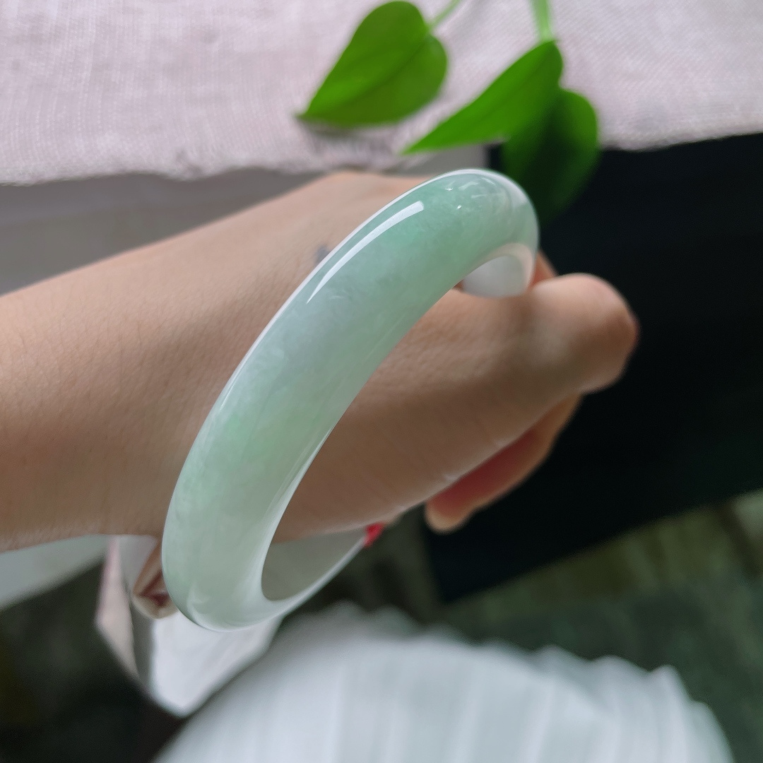 58/12.3/9.2，有裂，绿底正圈，风格百搭日常，不管通勤还是休闲穿搭，戴上都衬得人温婉雅致。ss57588a