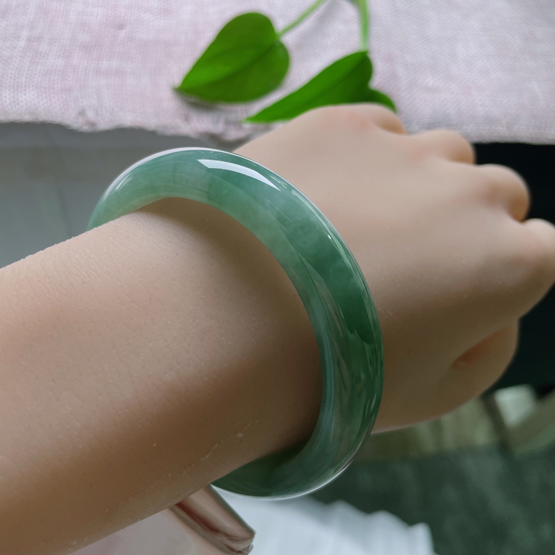 绿底正圈，玉质细腻紧实，水头通透，自带幽幽胶感，玉料质感沉稳厚实。ss57572a