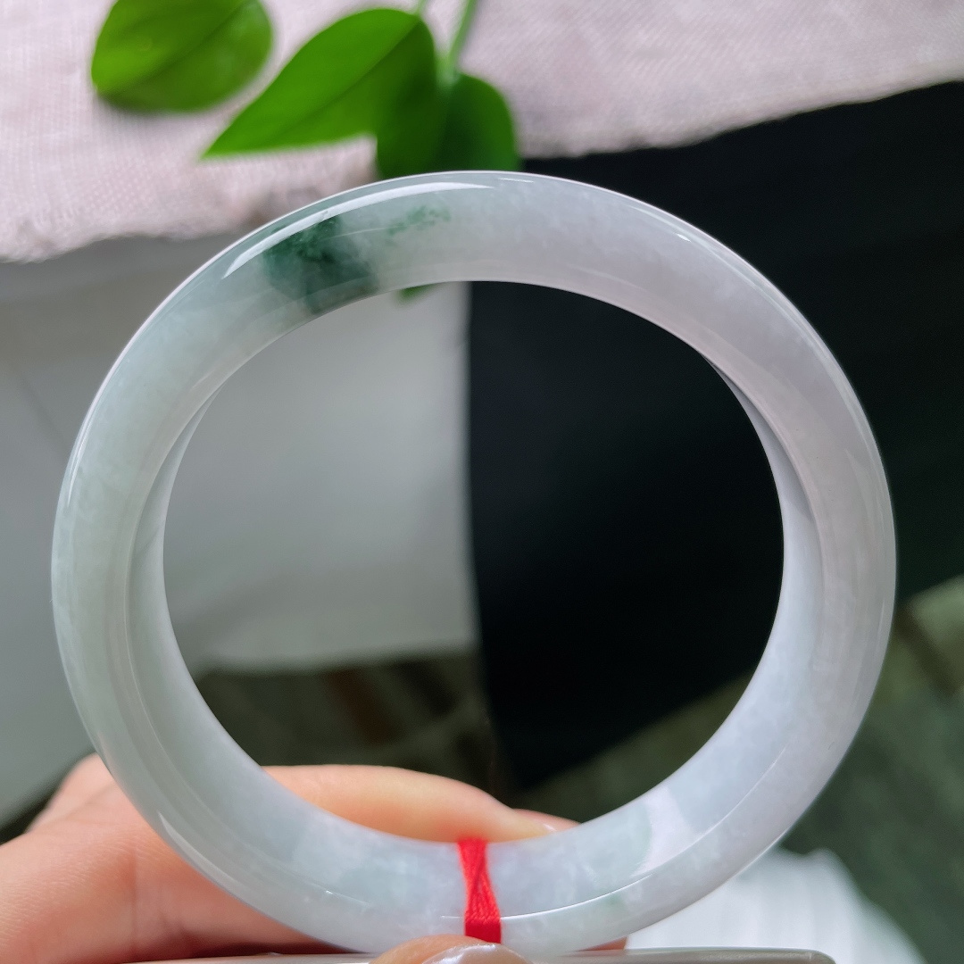 飘花正圈，皮纹，底子凝润，一抹飘花落在镯间，柔和的玉光衬出温婉雅致，于腕间藏起一份清逸动人的韵味。s