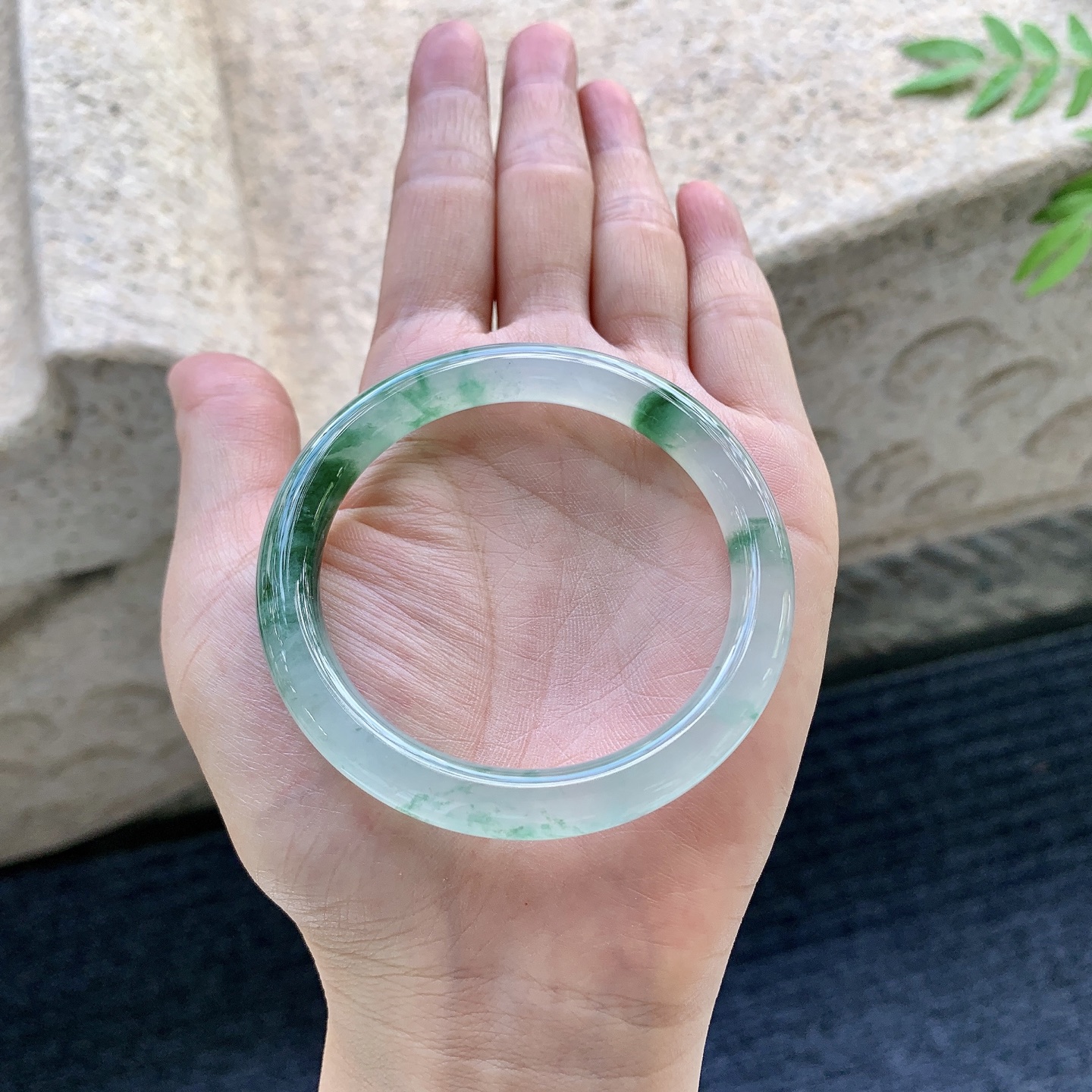 圆条50 51,圈口51/7.6/7.6,编码G9082228,冰糯飘绿，水润，种老，细腻，打灯有纹