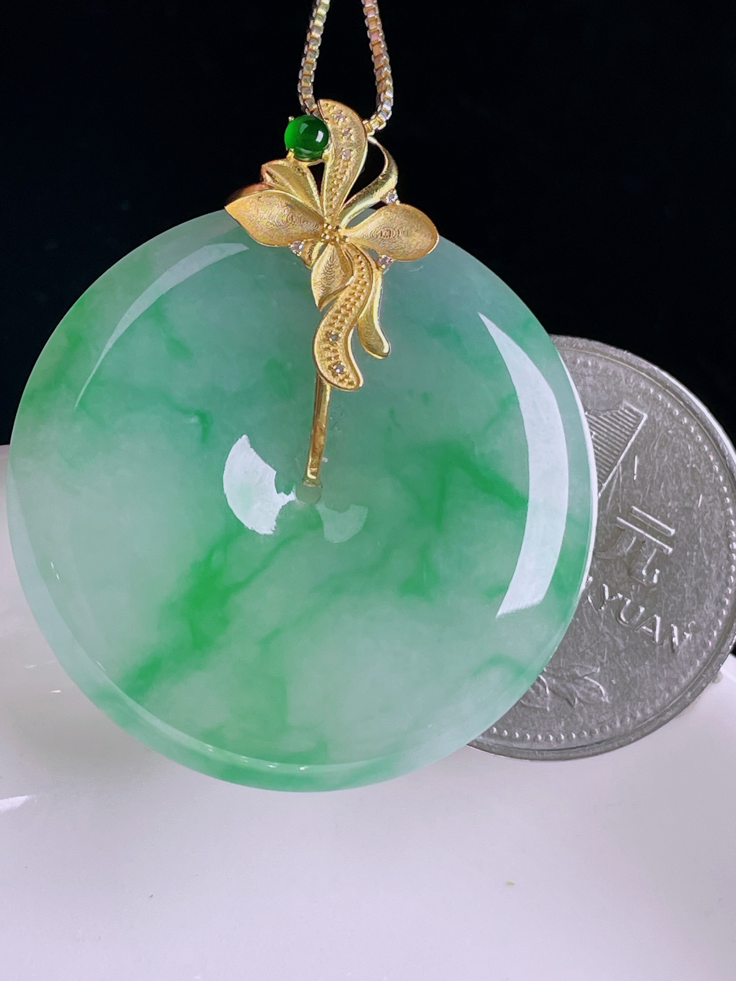 飘绿平安扣，18k镶嵌，老种起光，细底通透，尺寸：38.6裸石33.3/6mm0821