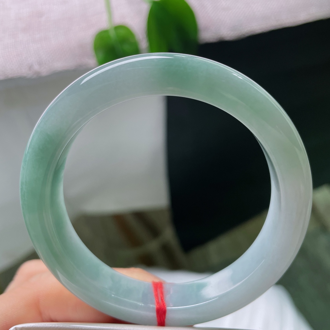 55.6/11.7/8.7，蓝底正圈，一点皮纹，腕间这一抹清浅湖色，简约温婉，尽显东方女子恬静雅致的气质。ss57608a