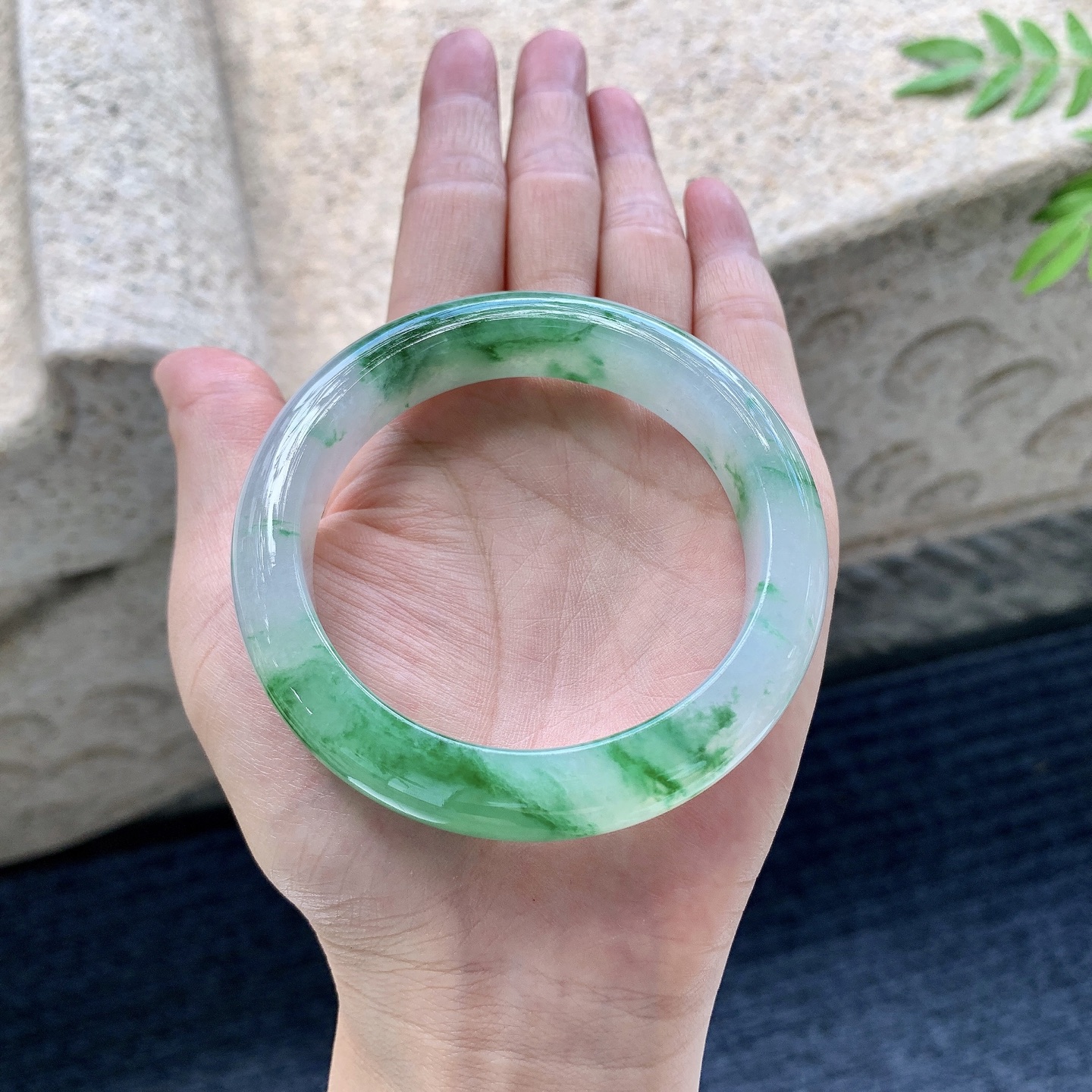 正圈55 56,圈口56.2/12.6/9,编码Q7082237,冰糯飘绿，水润，种老，细腻，打灯有棉线