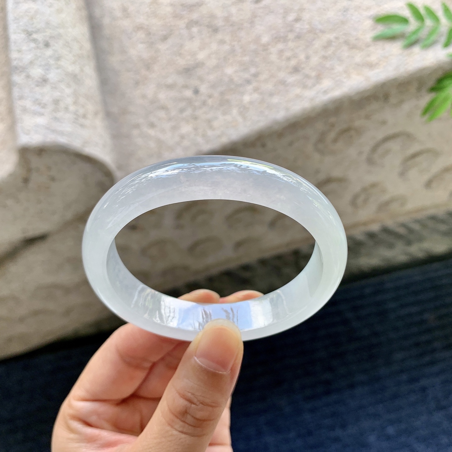 糯冰底色，水润，种老，细腻，打灯有棉线