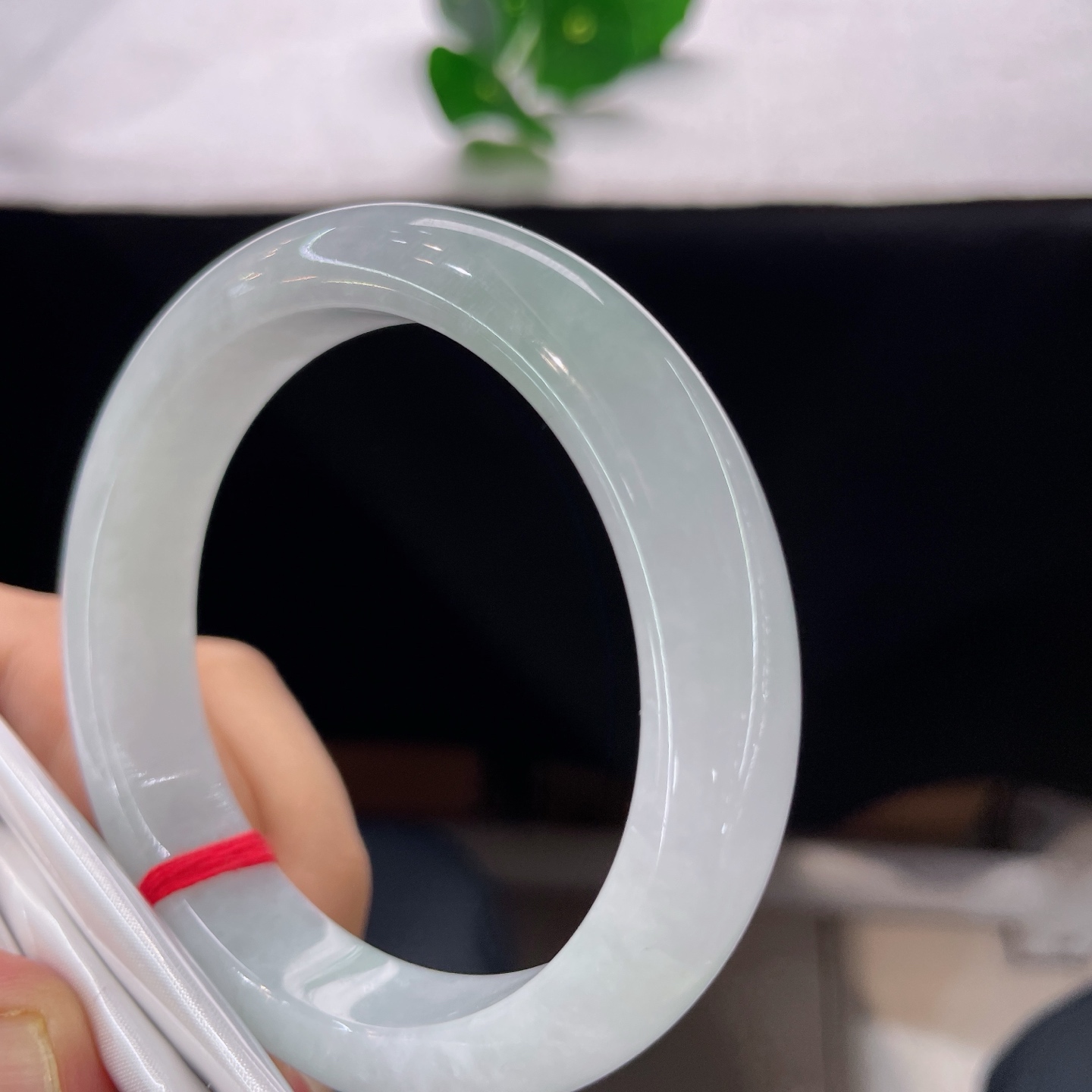 翡翠手镯 口54.5/12.3/8.3，细糯正圈，54/55可戴，仿若薄雾绕林，质地澄澈温润。清浅玉色似山间朝露。