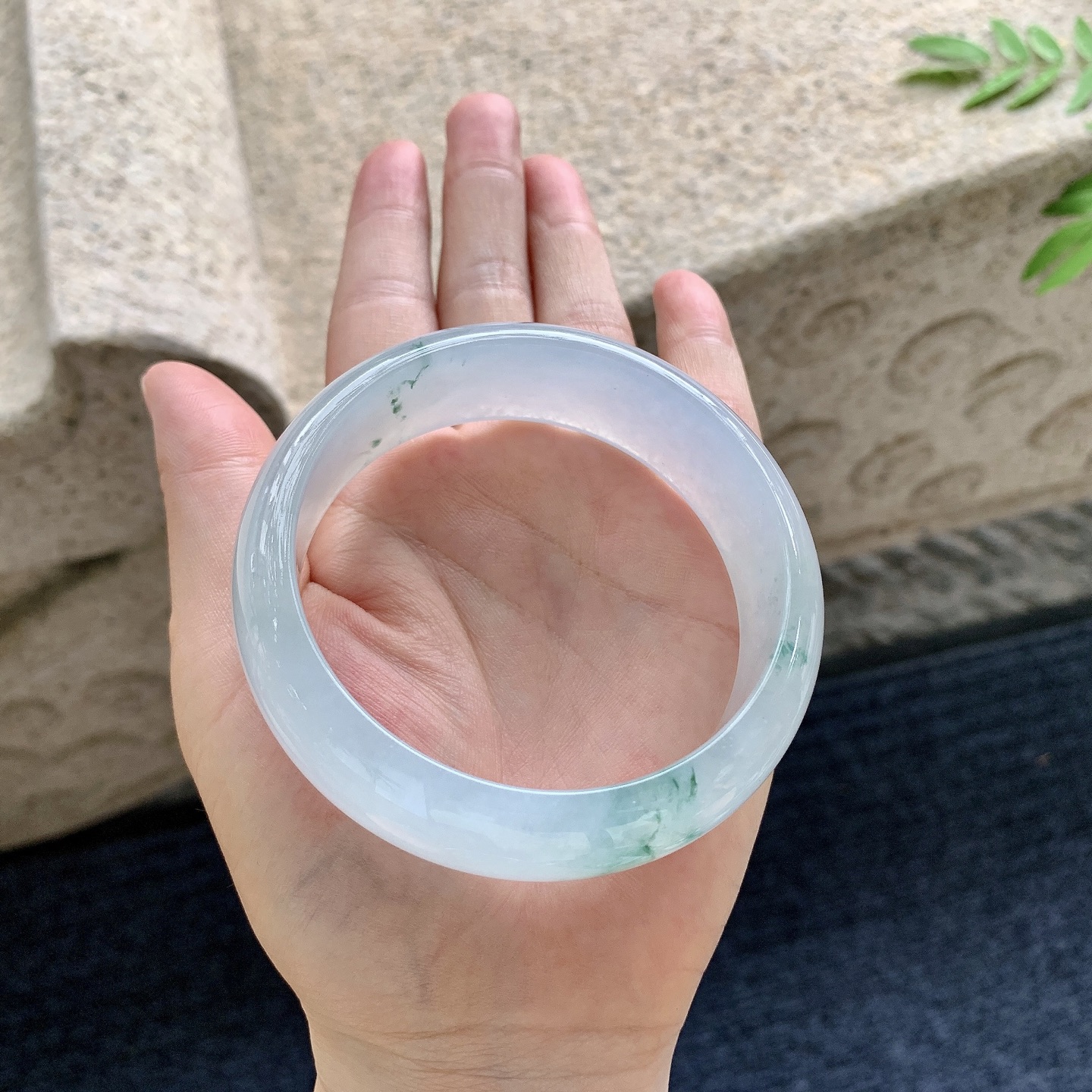 正圈60 61，圈口61.4/19.6/8，编码HW082205，描述：冰糯飘花，宽版，清透，水润，种老，细腻，无裂。