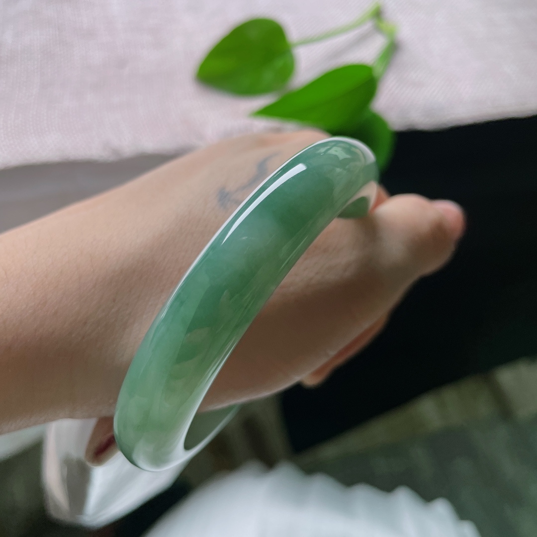 绿底正圈，色调沉稳百搭，适配多种穿搭，上手衬得人端庄大气，气场温润。ss57571a