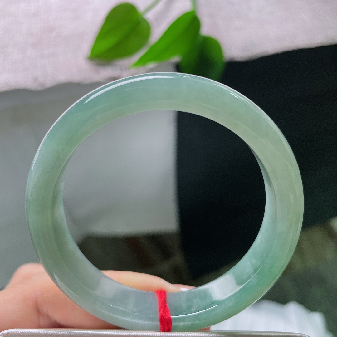 绿底正圈，镯身色彩过渡自然，由深青慢慢晕染到浅调，层次丰富，耐人细细品味。ss57576a