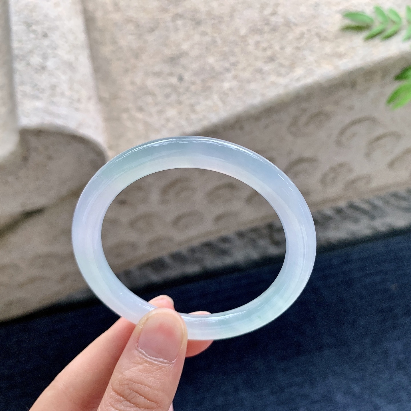 圆条50 51,圈口51.9/6.8/7.7,编码N2082211,糯冰晴底，水润，种老，细腻，打灯有纹线