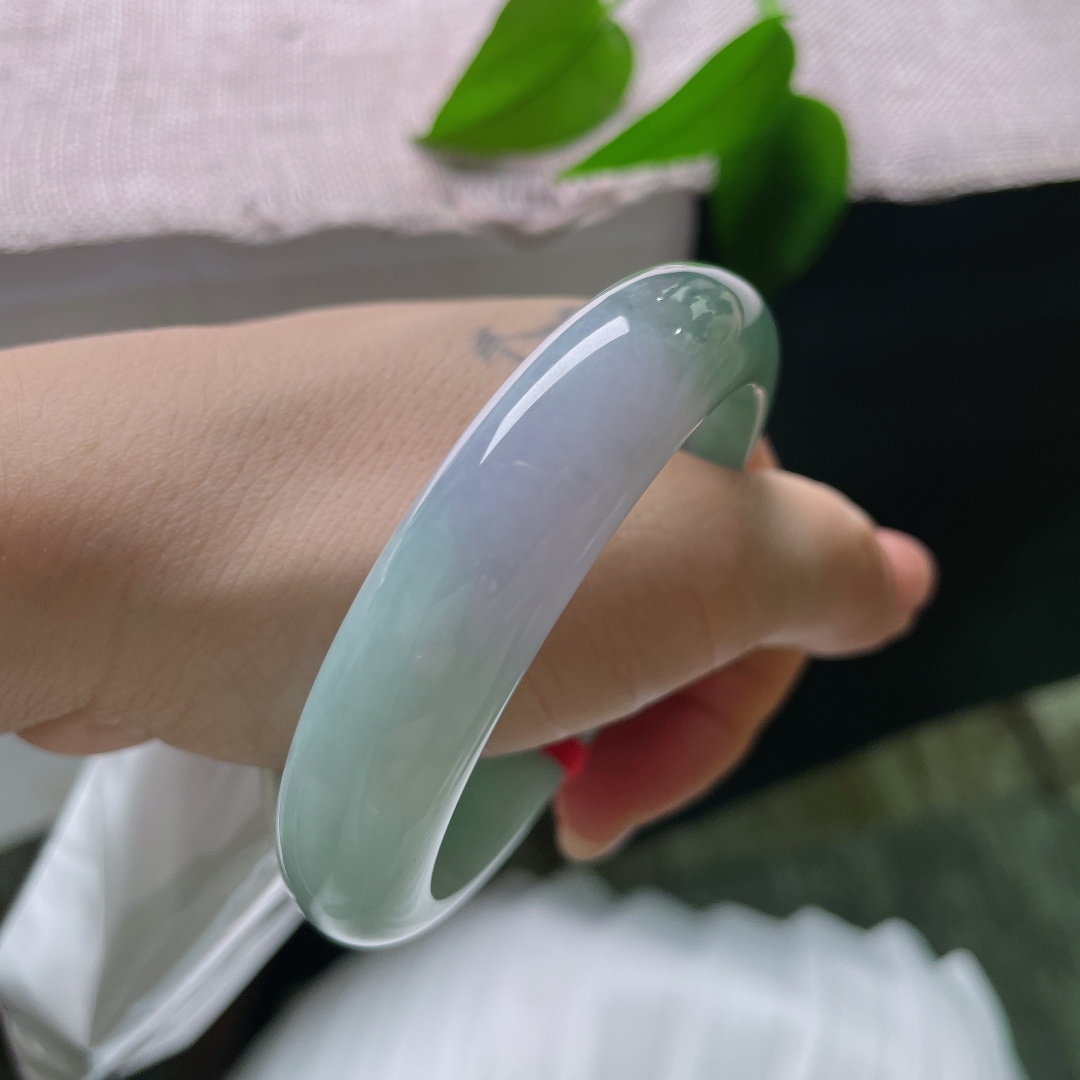 油青正圈，一隅的浓绿沉稳内敛，翠色沉淀于镯身一角，像山间深潭，成为整只镯子的点睛之处。皮纹，ss57560a