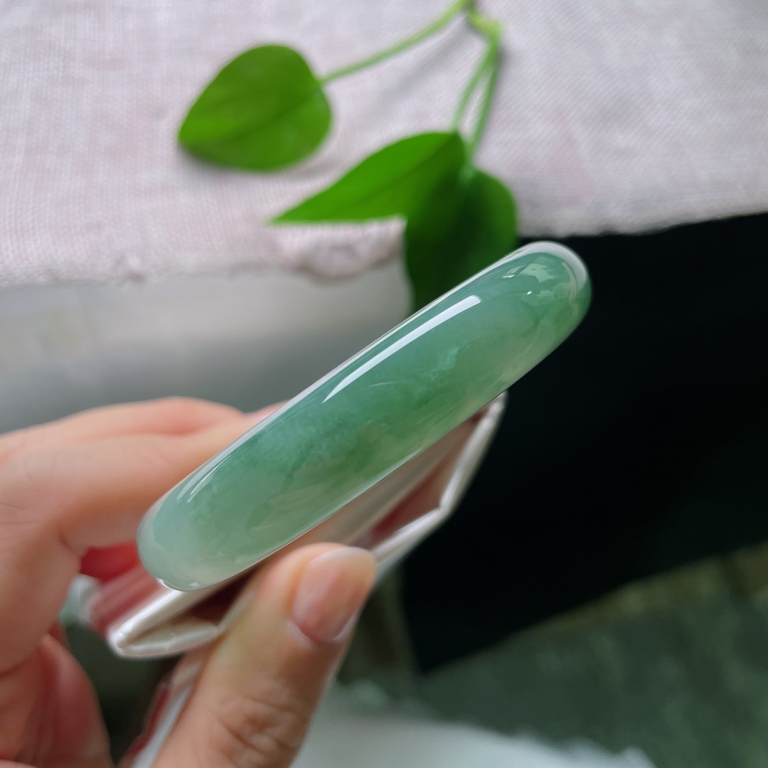 飘花正圈，有纹，如水般清透的玉质，携一丝丝自然翠花，简约大气，温柔又不失气场。ss57577a