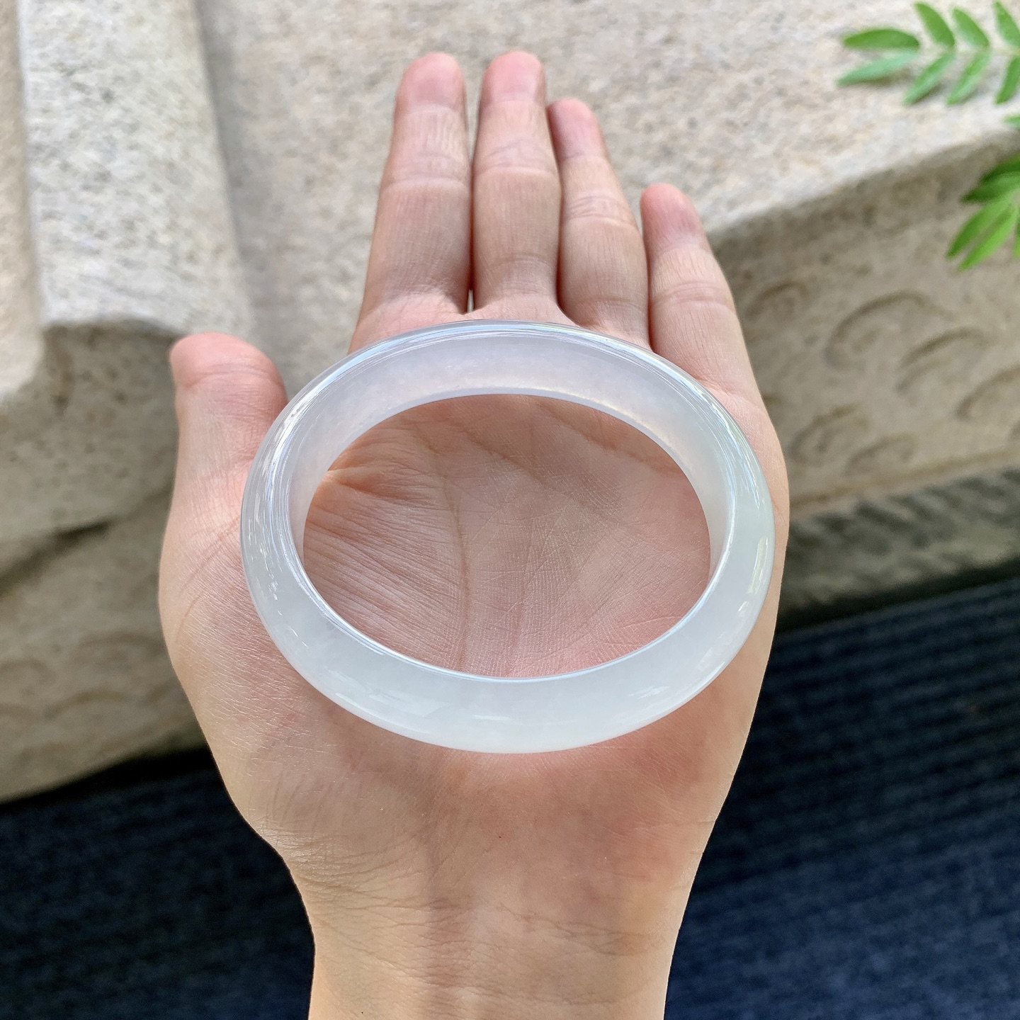 糯冰底色，水润，种老，细腻，打灯有棉线