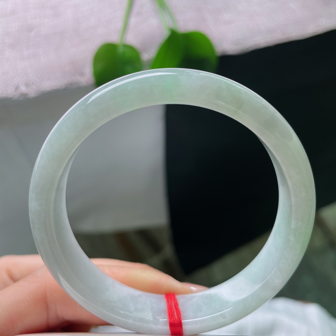 绿底正圈，有棉线，玉质细腻温润，水头通透，质地匀净观感清润舒服，自带淡淡的水光感。ss57599a