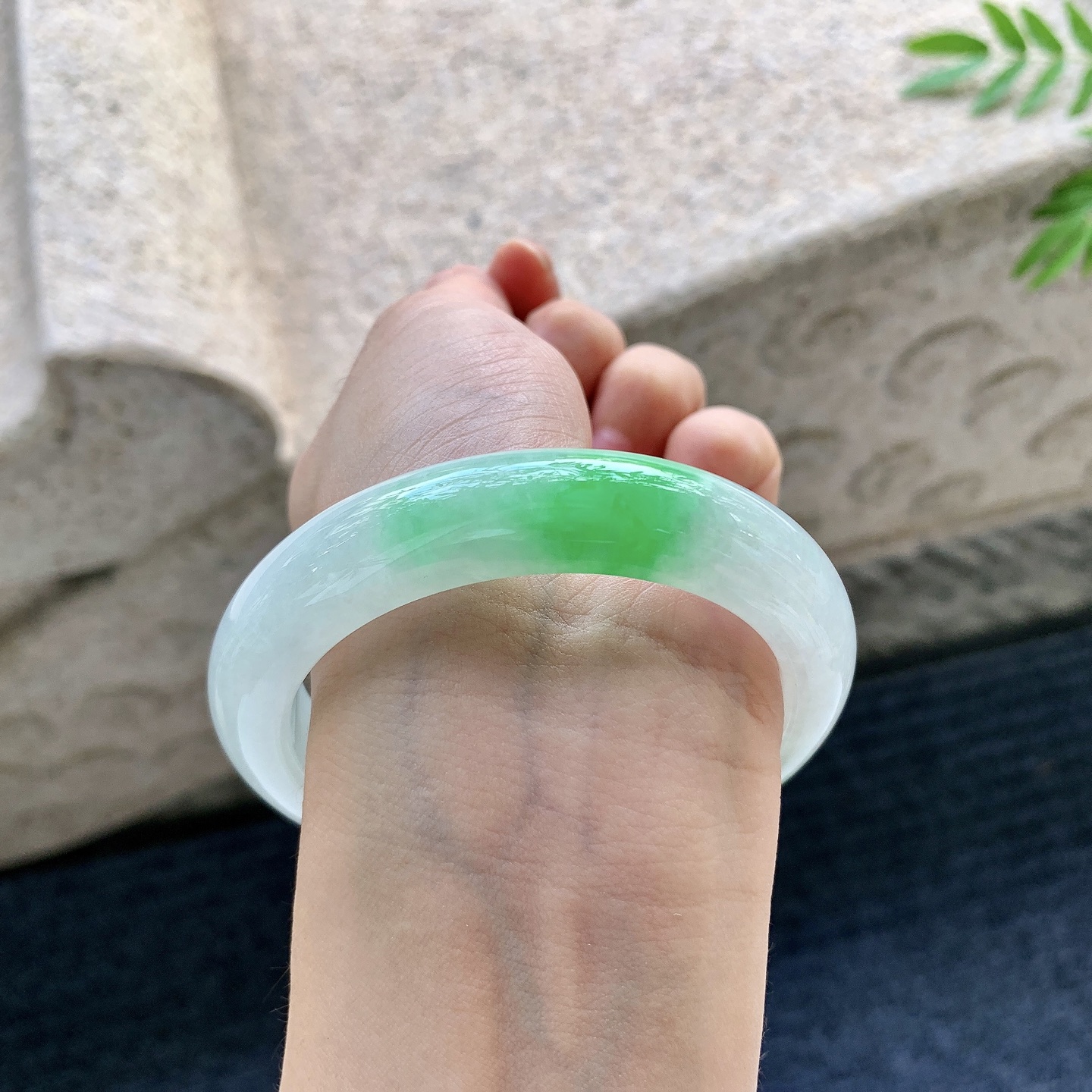 正圈55 56，圈口56.6/12.6/9.4，编码G6082214，冰糯飘阳绿，水润，种老，细腻，打灯有纹线