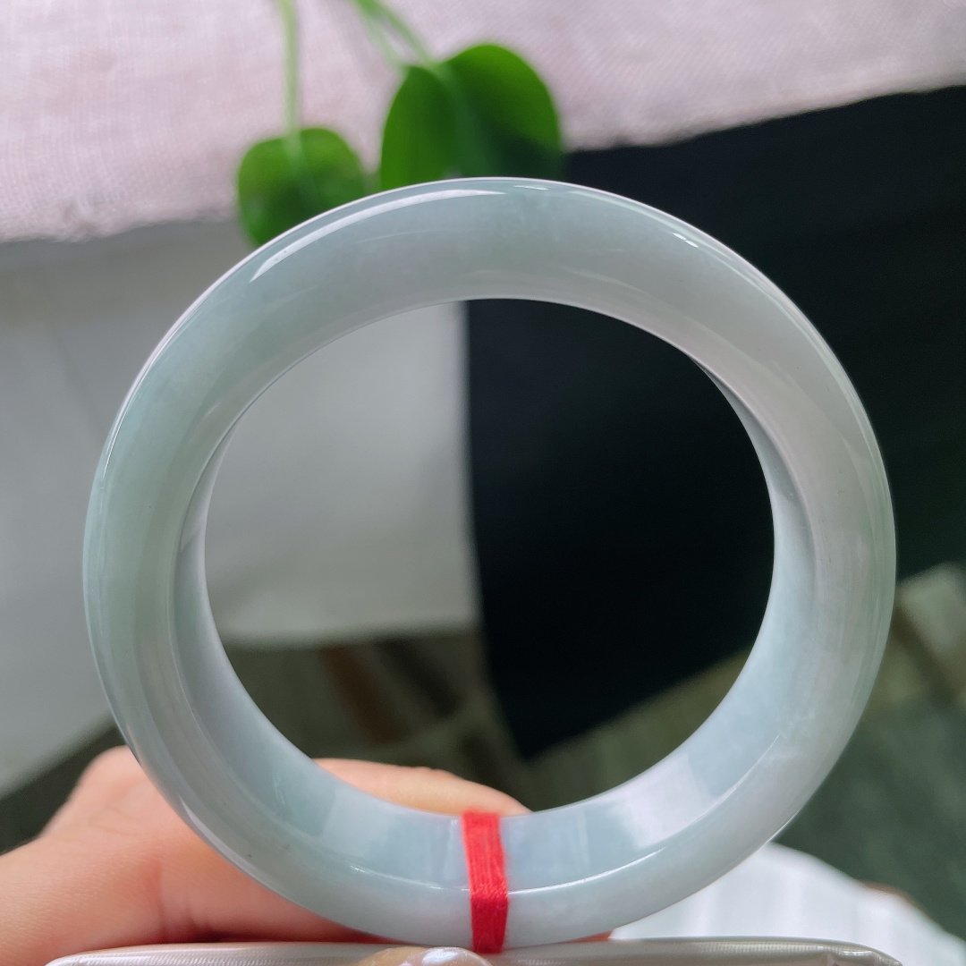 52.7/13/8.5，蓝底正圈，一点皮纹，适配各种穿搭，日常上班、出门休闲佩戴都合适，不挑场景。ss57609a