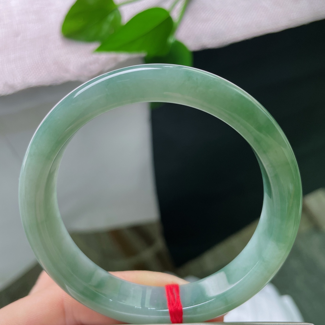 绿底正圈，色调沉稳百搭，适配多种穿搭，上手衬得人端庄大气，气场温润。ss57571a