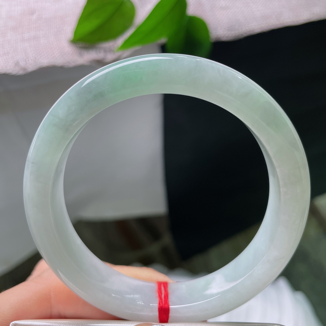 58/12.3/9.2，有裂，绿底正圈，风格百搭日常，不管通勤还是休闲穿搭，戴上都衬得人温婉雅致。ss57588a