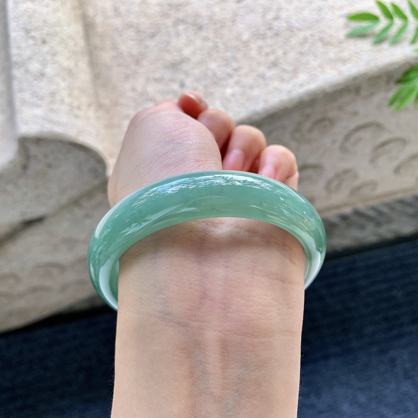 正圈56 57，圈口57/14/7.2，编码BA082218，细糯油绿，水润，种老，细腻，无裂。