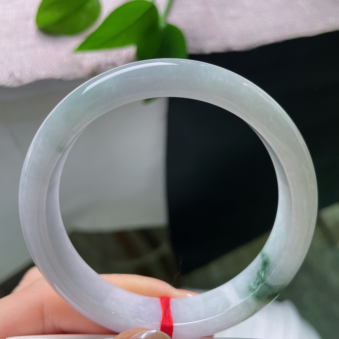 飘花正圈，皮纹，底子凝润，一抹飘花落在镯间，柔和的玉光衬出温婉雅致，于腕间藏起一份清逸动人的韵味。ss57597a