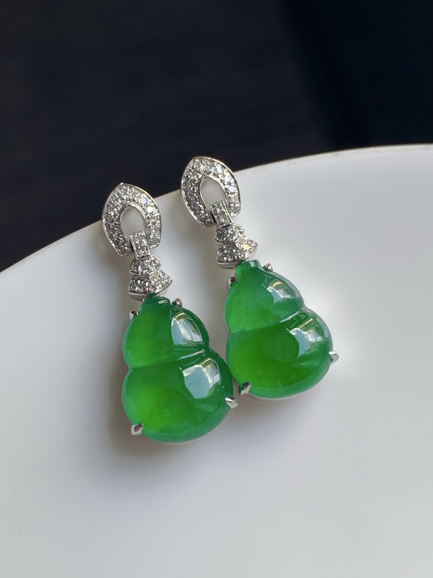 ️【18k金镶嵌葫芦耳钉一对】种老细腻，色阳浓郁起胶尺寸：成品：22.2*9.1*5.4，裸石：1
