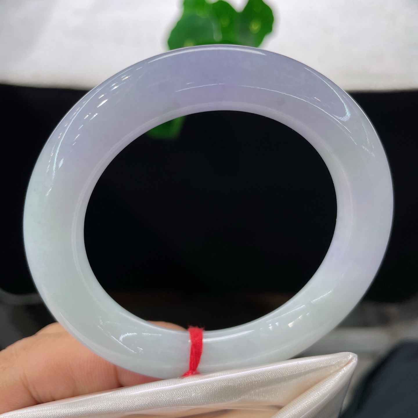 翡翠手镯，圈口55.2/11.8，胖圆条，55/56可戴，素玉凝霜，烟紫半环，无裂
