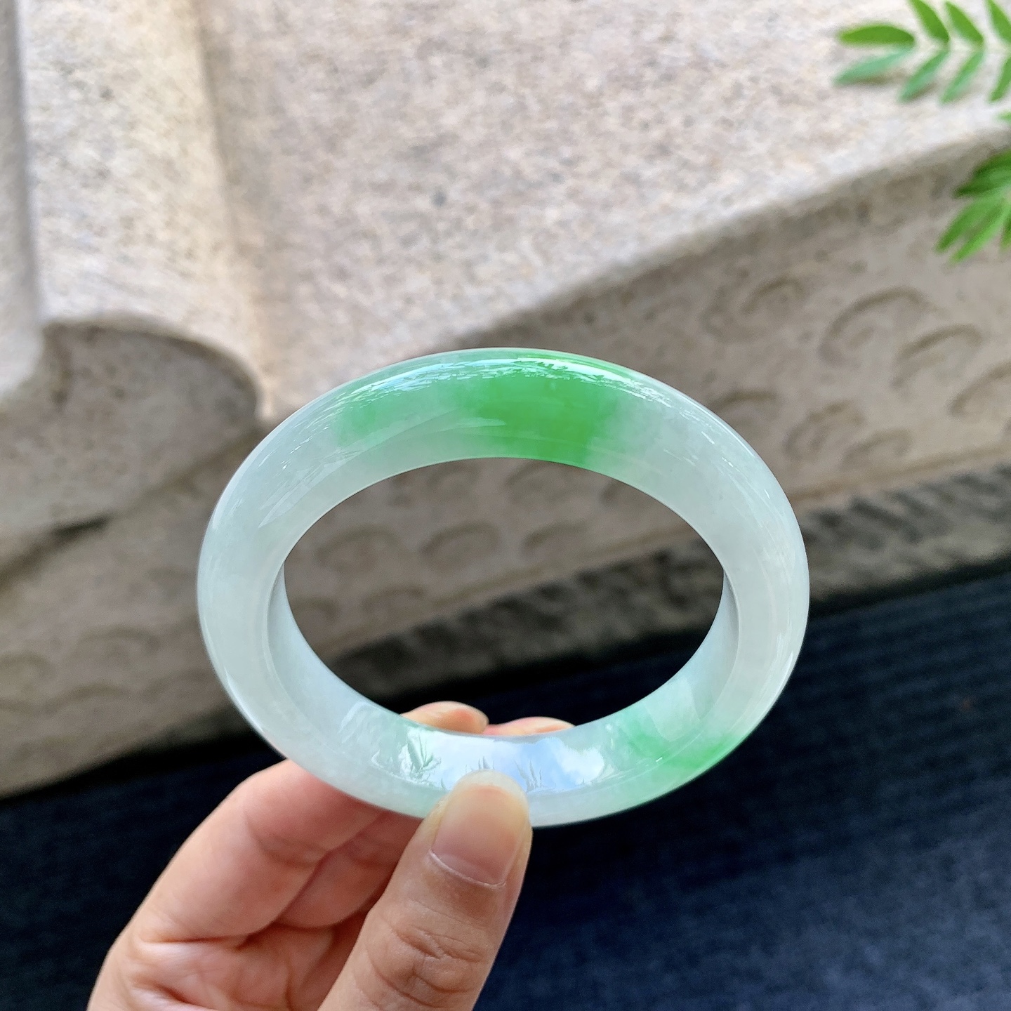 正圈55 56，圈口56.6/12.6/9.4，编码G6082214，冰糯飘阳绿，水润，种老，细腻，打灯有纹线