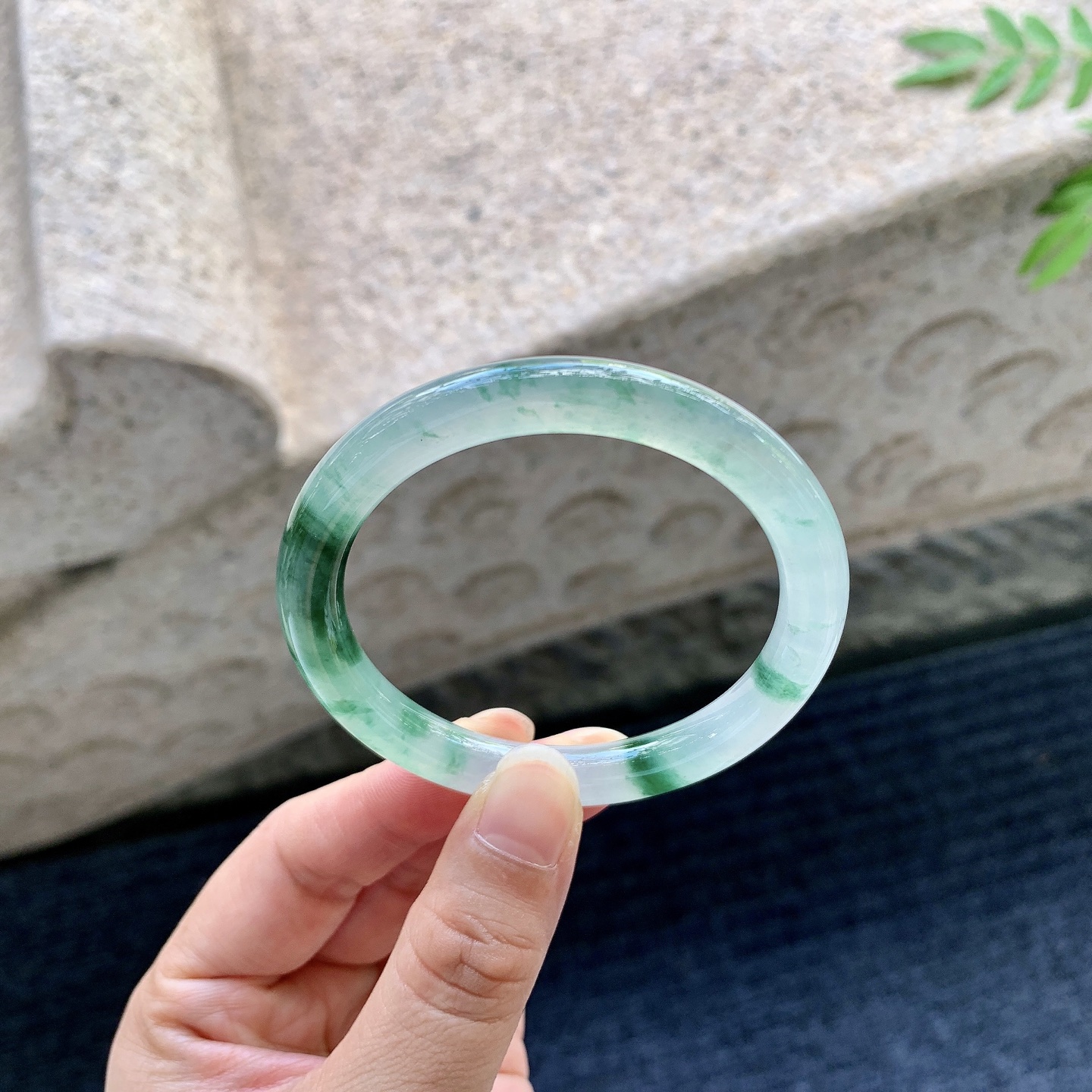 圆条50 51,圈口51/7.6/7.6,编码G9082228,冰糯飘绿，水润，种老，细腻，打灯有纹线