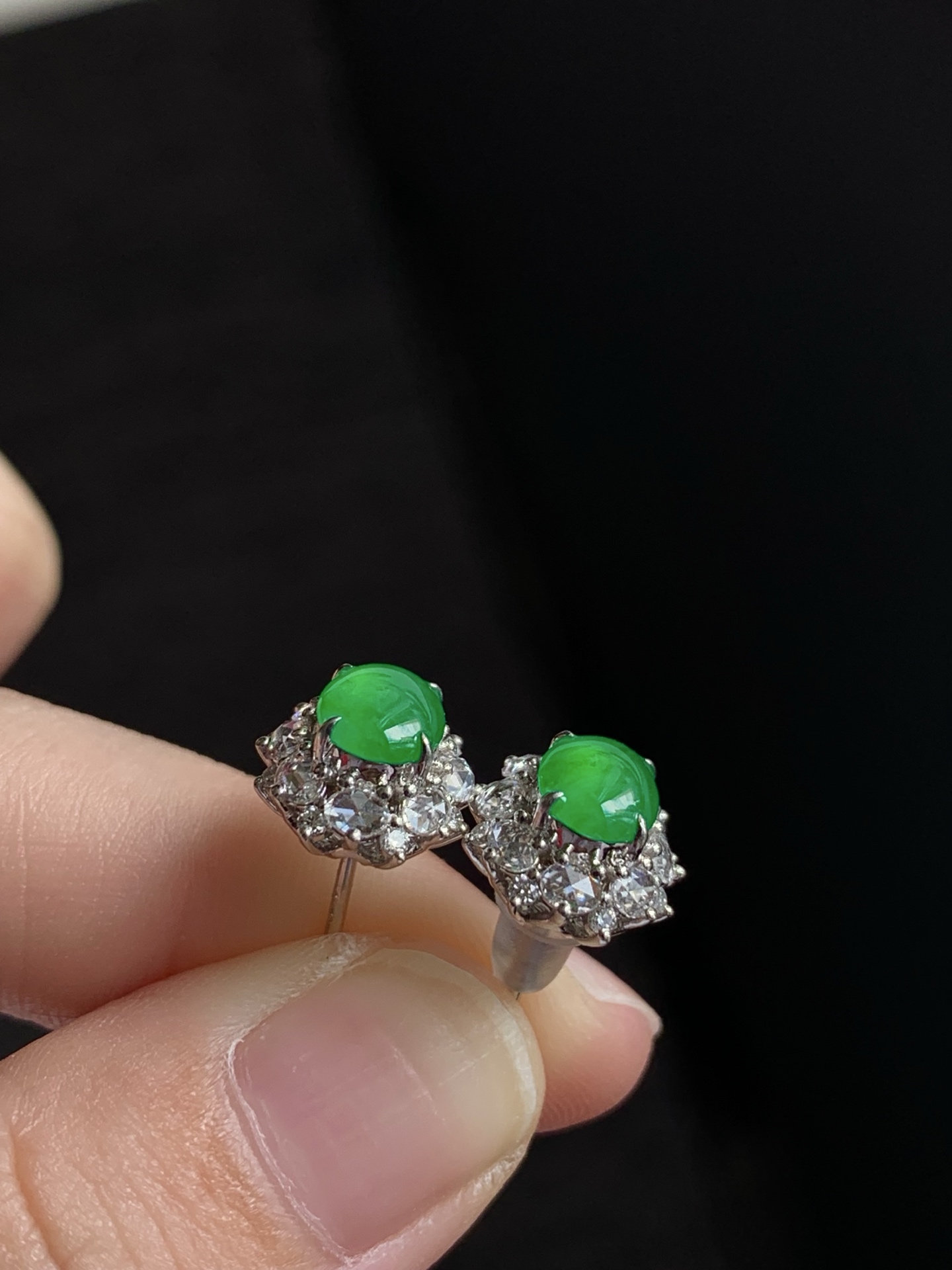 ️【18k金镶嵌蛋面耳钉一对】种老细腻，色阳浓郁起胶，尺寸：成品：10.8*9.8*7.1，裸石：6.7*5.3*1.8,c82821