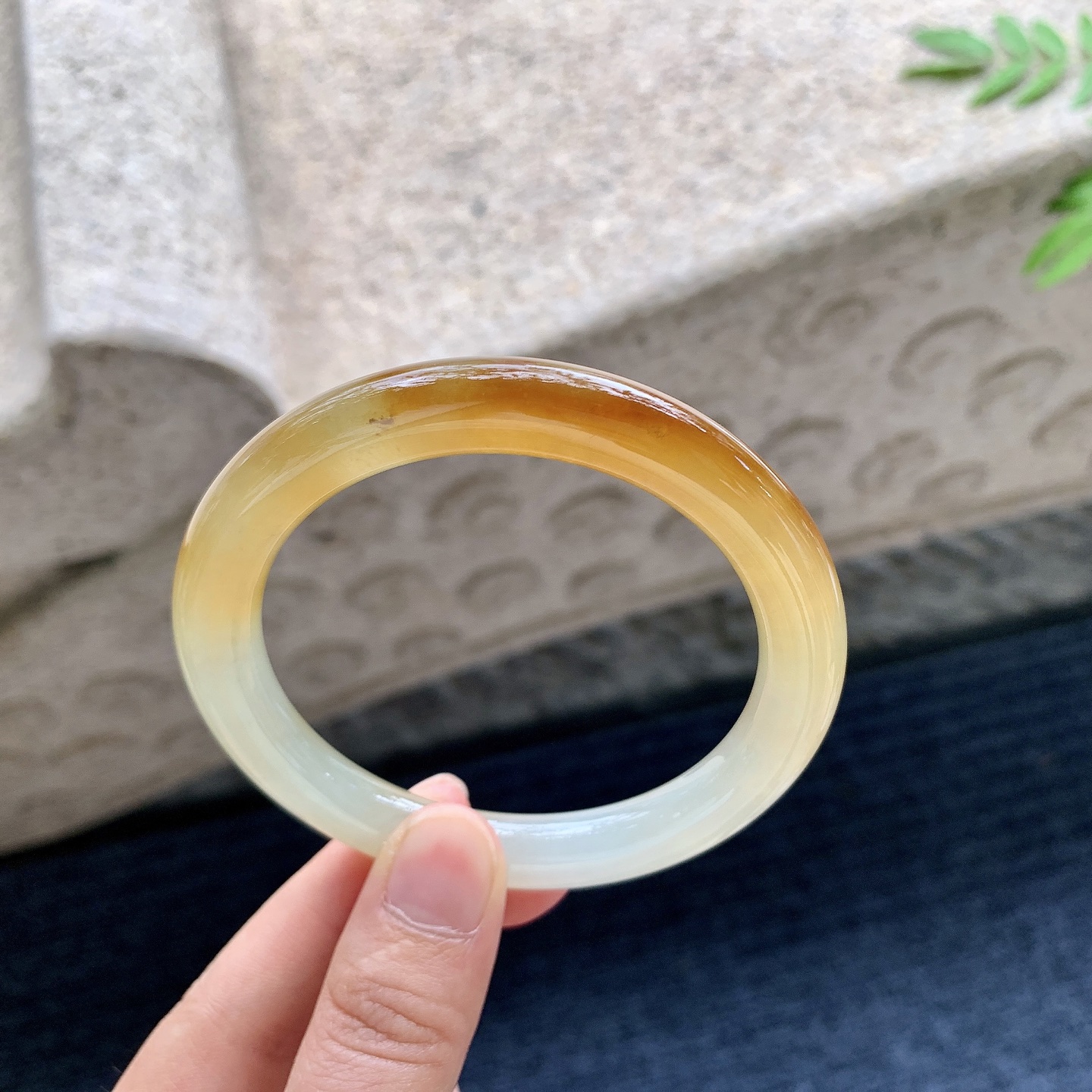圆条56 57,圈口57.1/9/9.4,编码N2082209,冰黄翡，清透，水润，种老，细腻，无裂