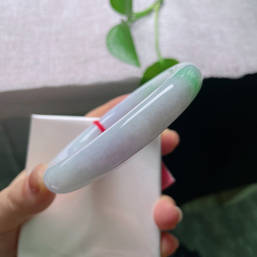 57.2/11.5，春彩圆条，一点皮纹，朦胧紫底衬鲜翠，花色清新柔和，器型饱满厚实，氛围感满满的春日手镯。ss56692a
