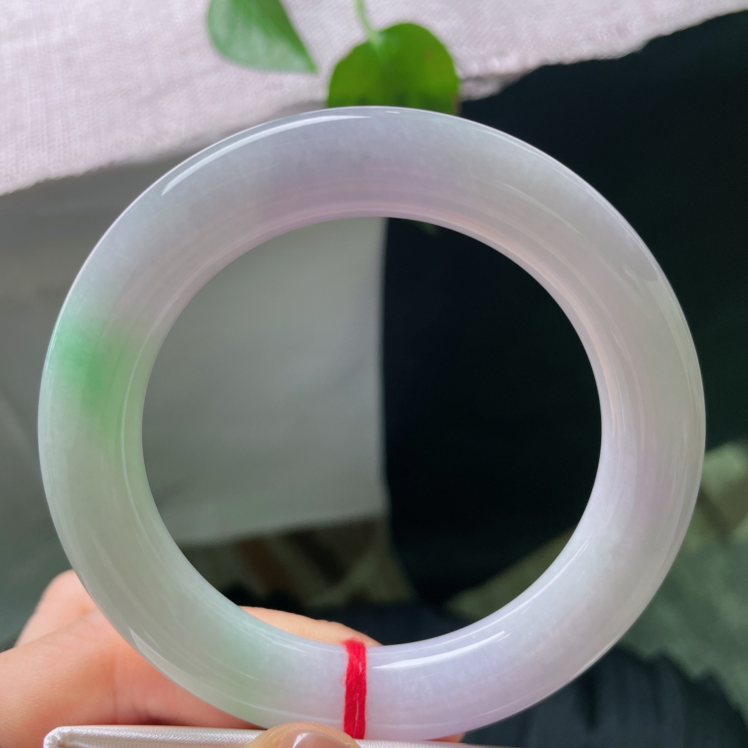 57.2/11.5，春彩圆条，一点皮纹，朦胧紫底衬鲜翠，花色清新柔和，器型饱满厚实，氛围感满满的春日手镯。ss56692a