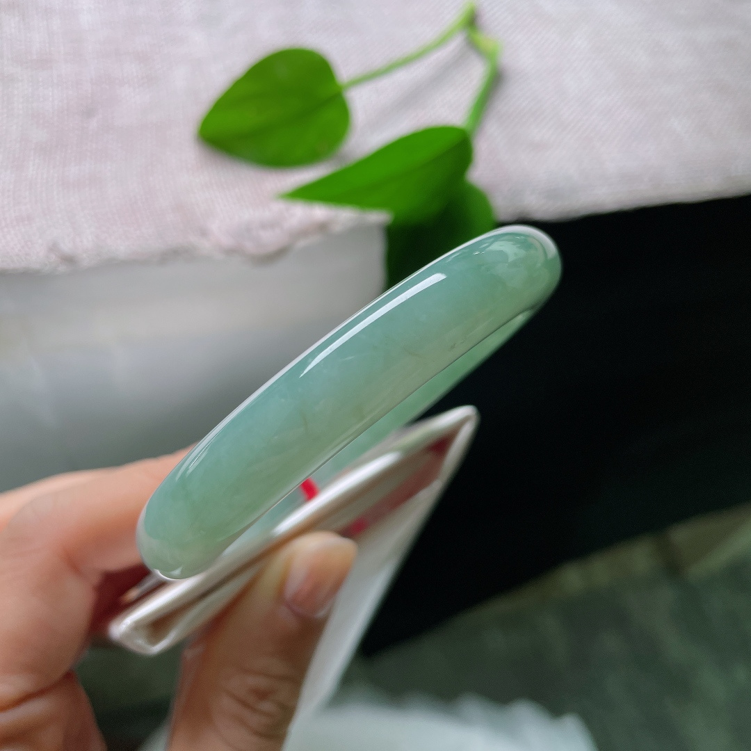 绿底正圈，玉质细腻通透，水头充足，自带淡淡的胶感，摸起来油润感很好。一点皮纹，ss57579a