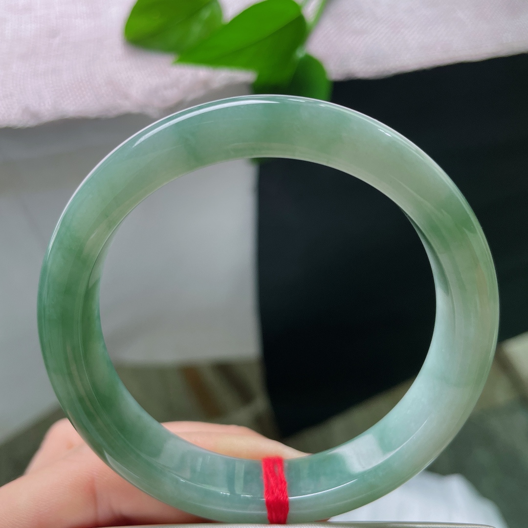 绿底正圈，色调沉稳百搭，适配多种穿搭，上手衬得人端庄大气，气场温润。ss57571a