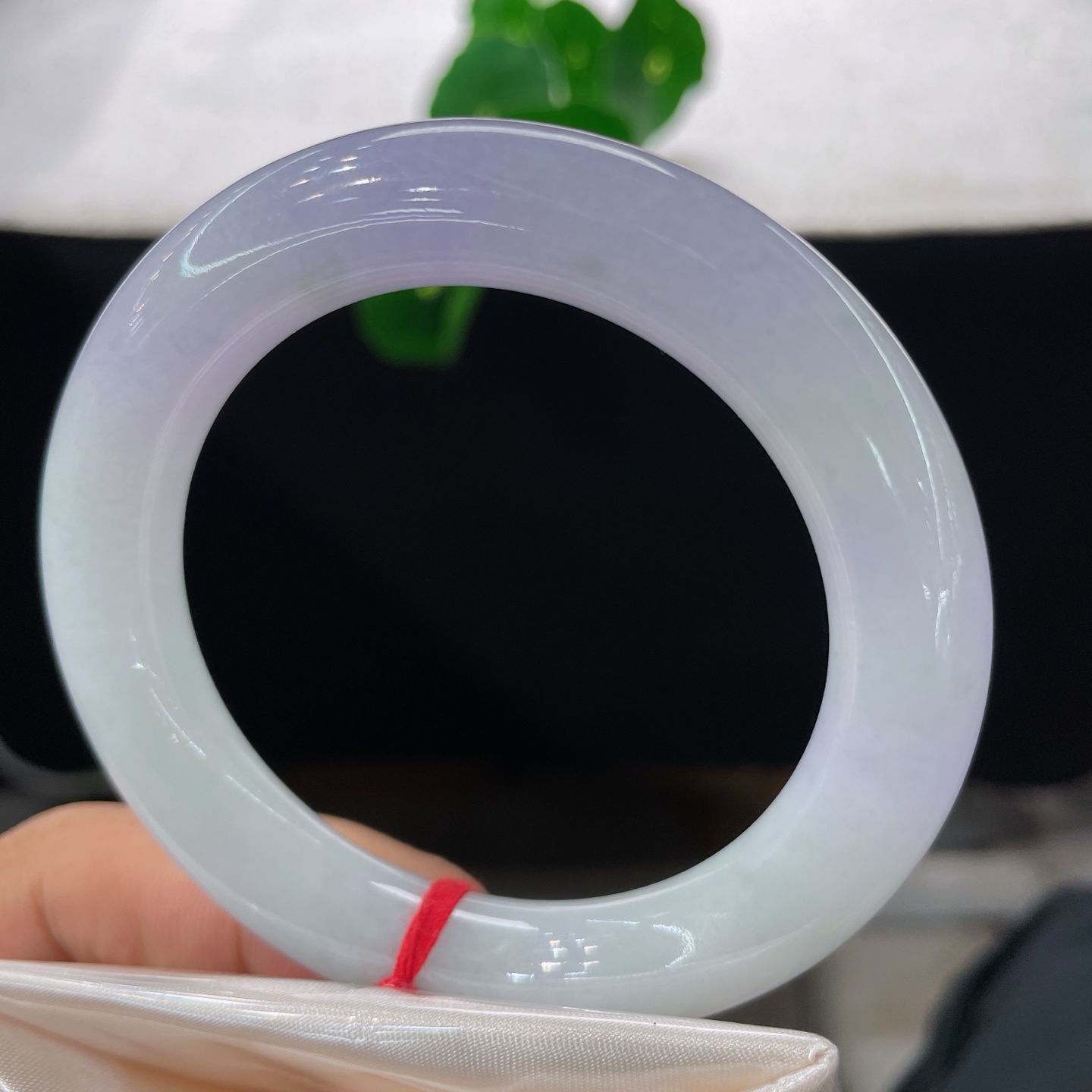 翡翠手镯，圈口55.2/11.8，胖圆条，55/56可戴，素玉凝霜，烟紫半环，无裂