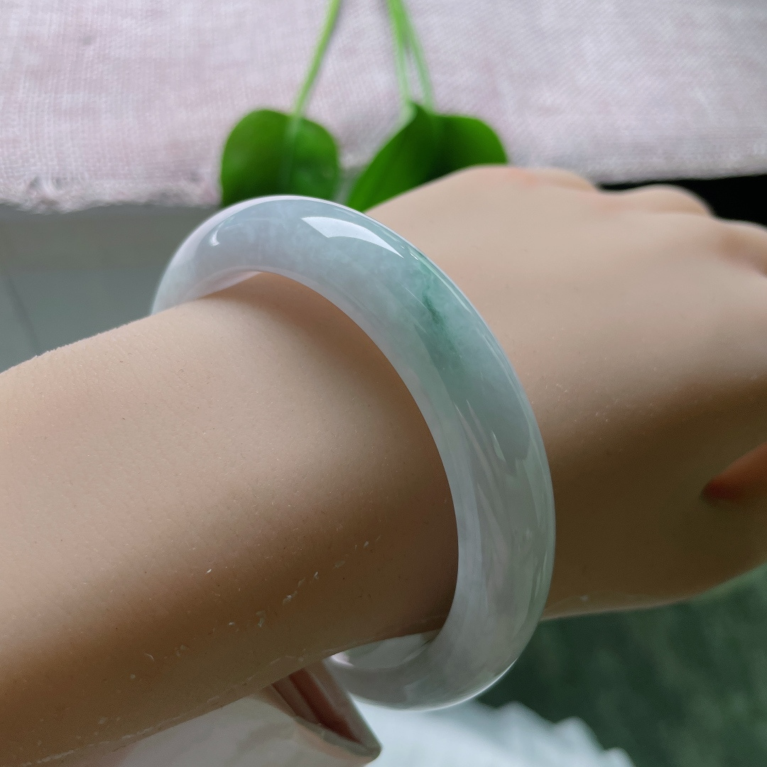 55.6/12/7.8，飘花正圈，一点晶体，光泽内敛柔和，柔光在镯面缓缓流动，没有刺眼强光，尽显玉石温润质感。ss57594a