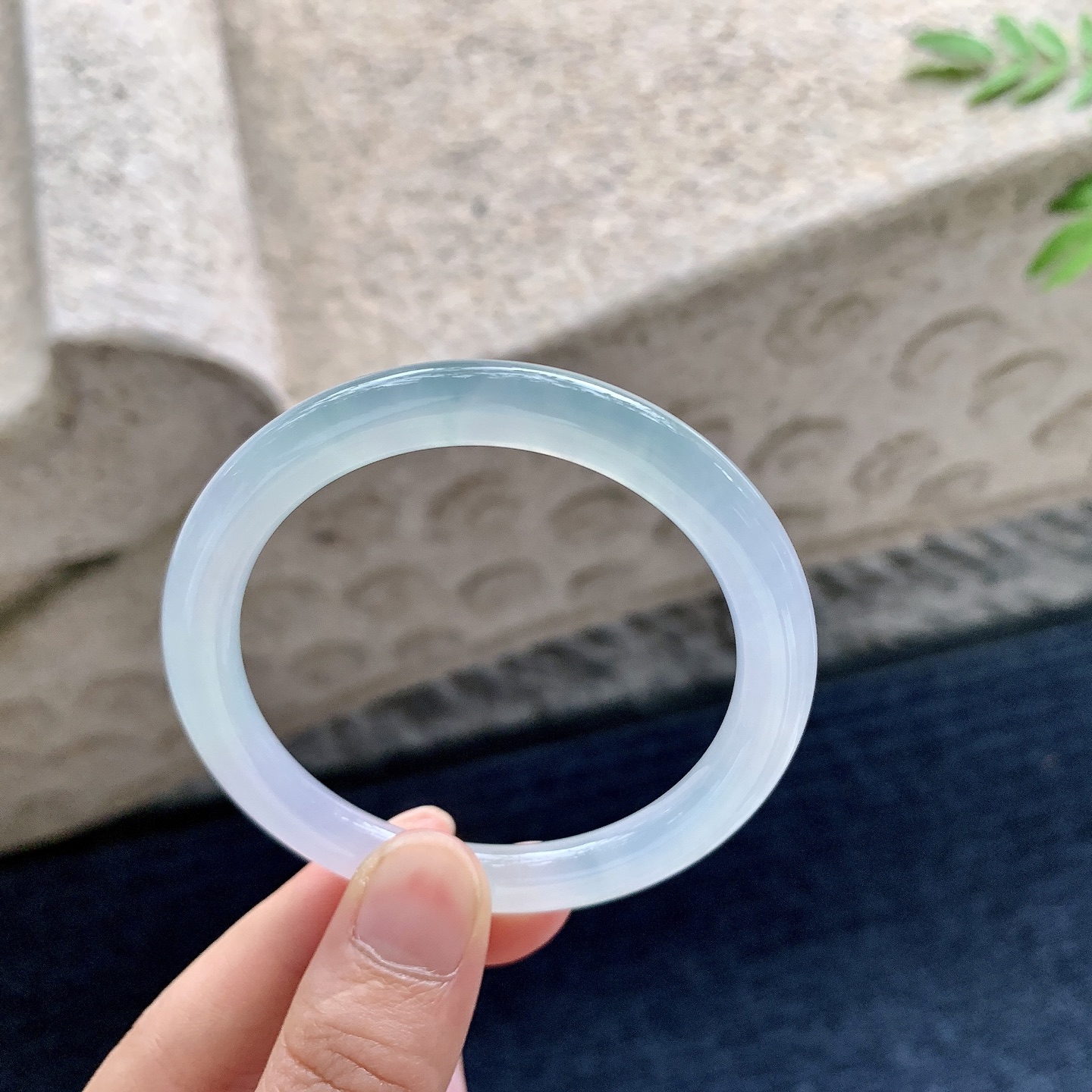 圆条50 51,圈口51.9/6.8/7.7,编码N2082211,糯冰晴底，水润，种老，细腻，打灯有纹线