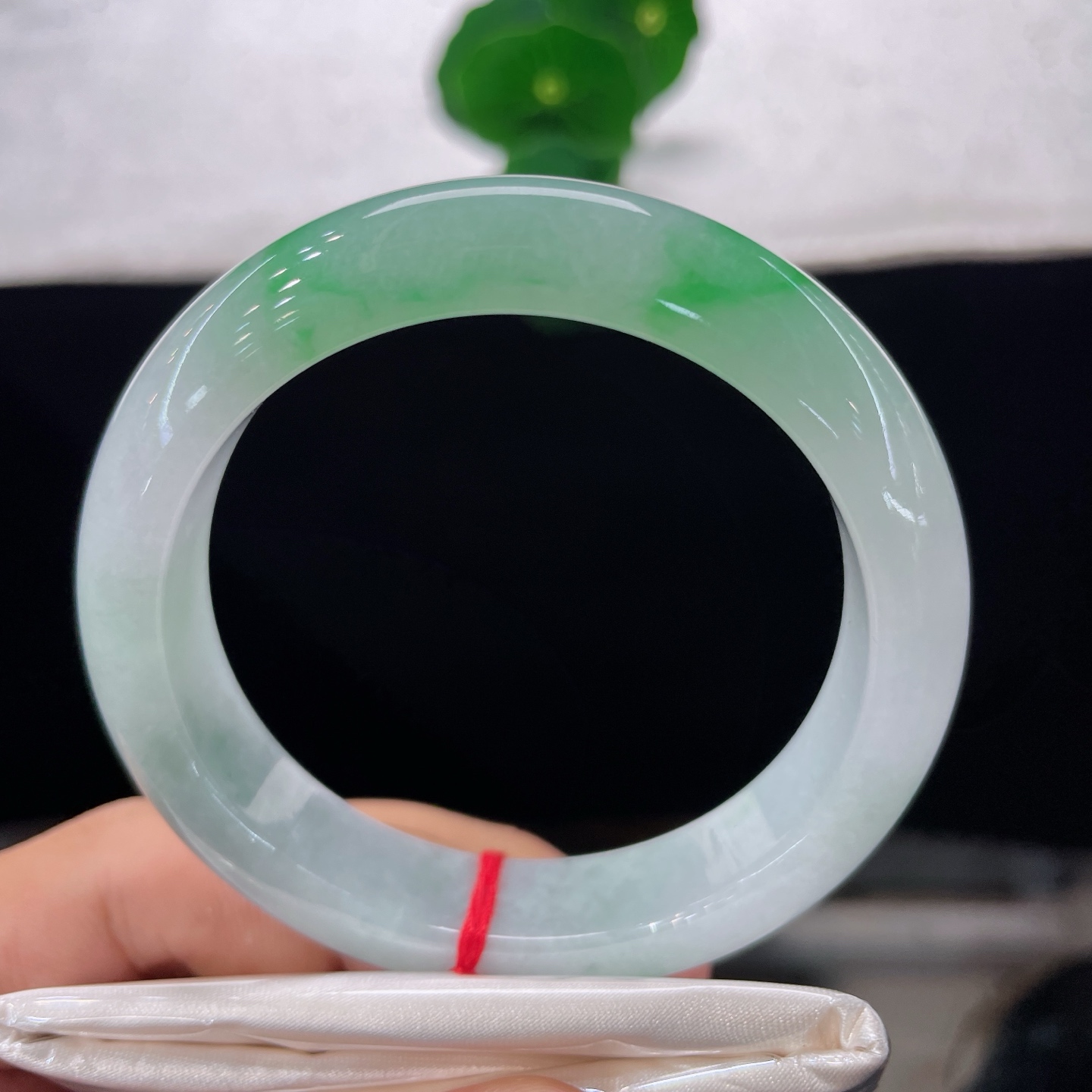 翡翠手镯 圈口55.9/12.9/9.1，白底青正圈，55/56可戴，一抹辣绿，腕间春色，微纹不扣，