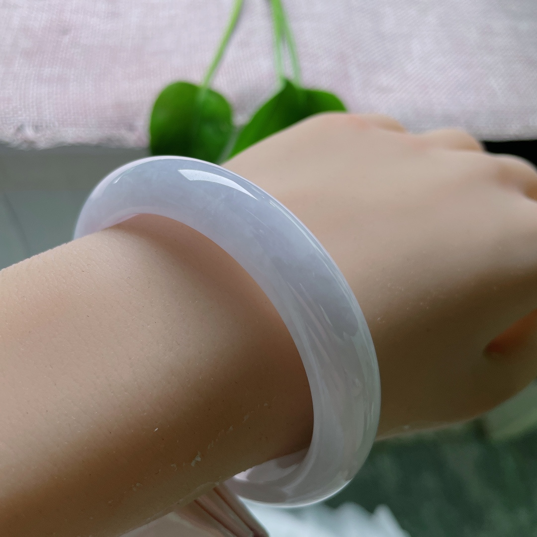 淡紫正圈，一点晶体，水光浅浅萦绕镯身，素净底色衬出手腕肤色，温柔又显气质。ss57598a