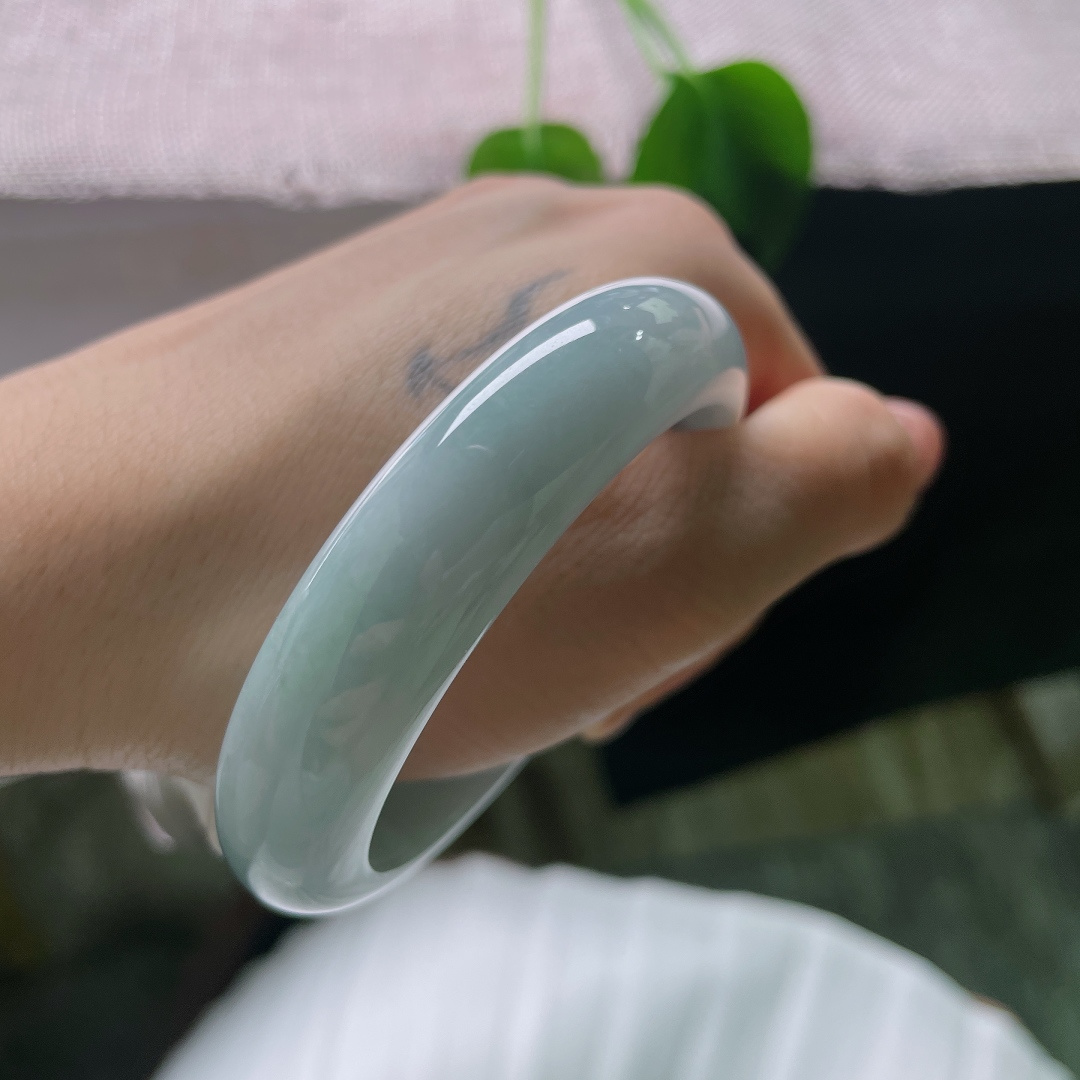 52.7/13/8.5，蓝底正圈，一点皮纹，适配各种穿搭，日常上班、出门休闲佩戴都合适，不挑场景。ss57609a