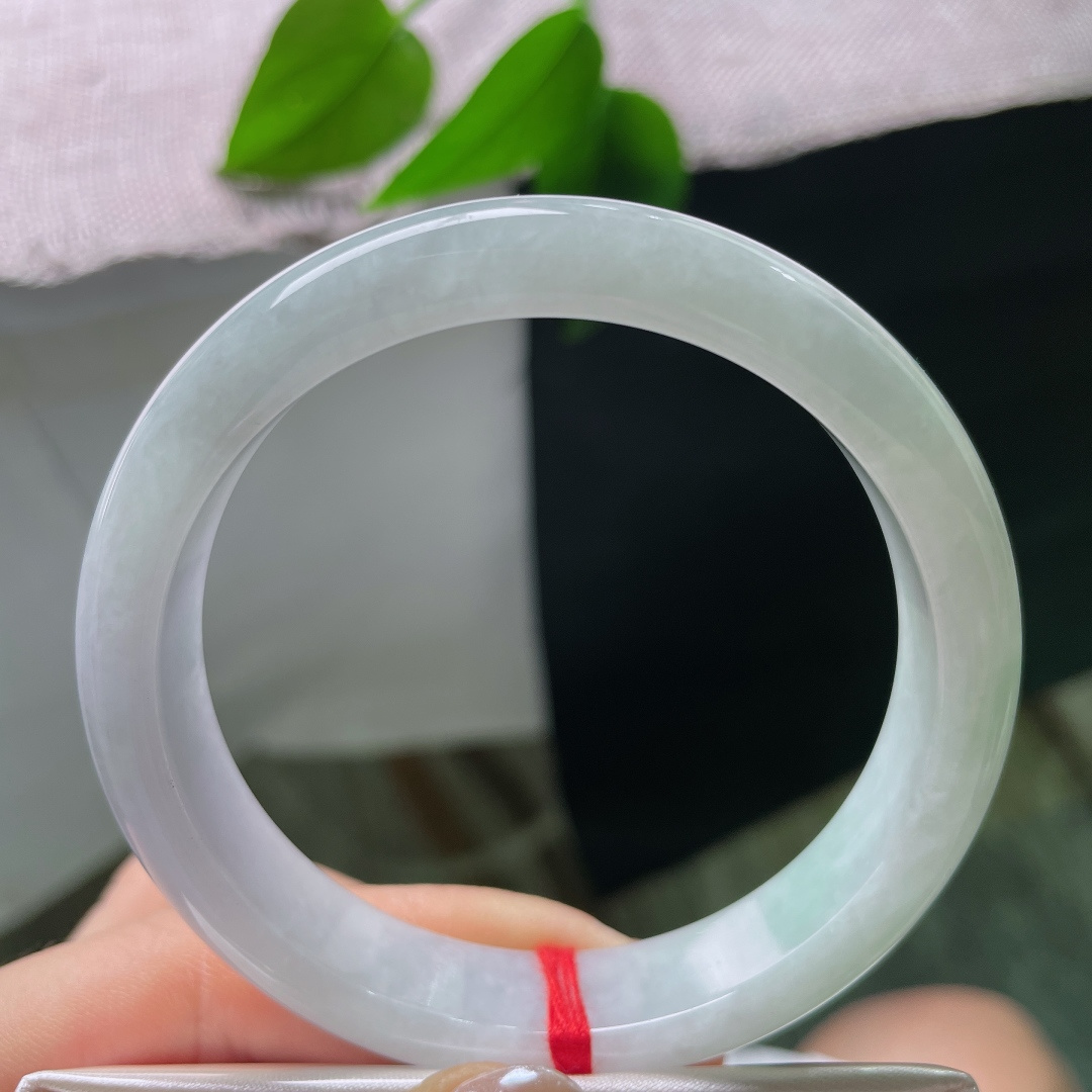 紫底正圈，素面无雕花的简约设计，经典耐看，不容易过时。皮纹，ss57589a