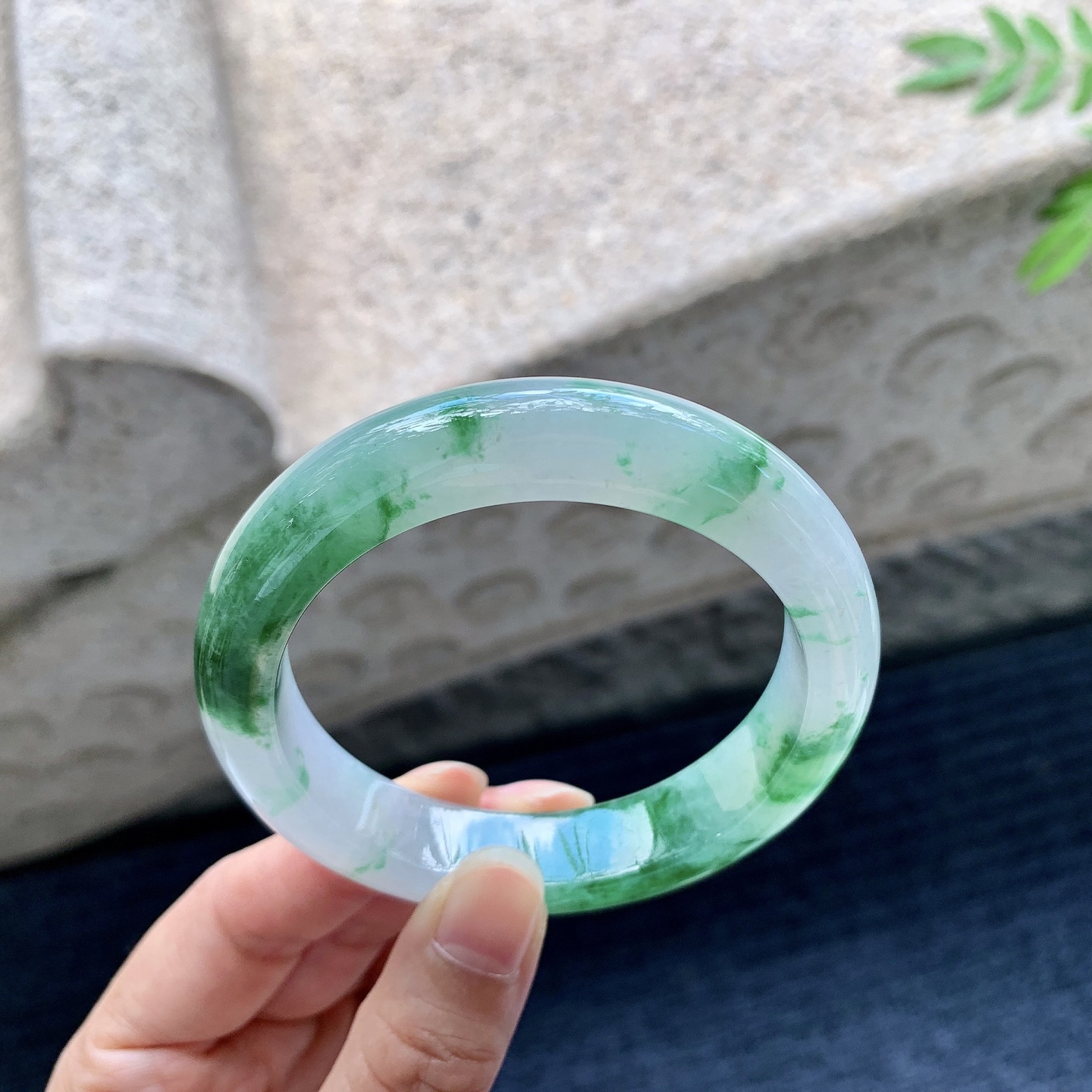 正圈55 56,圈口56.2/12.6/9,编码Q7082237,冰糯飘绿，水润，种老，细腻，打灯有棉线