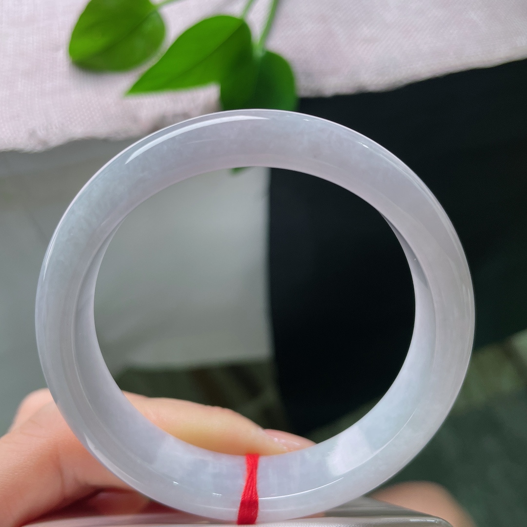 54/12.6/7.4，有棉线，紫底正圈，光线流转在镯身之上，泛着淡淡的柔光。ss57584a