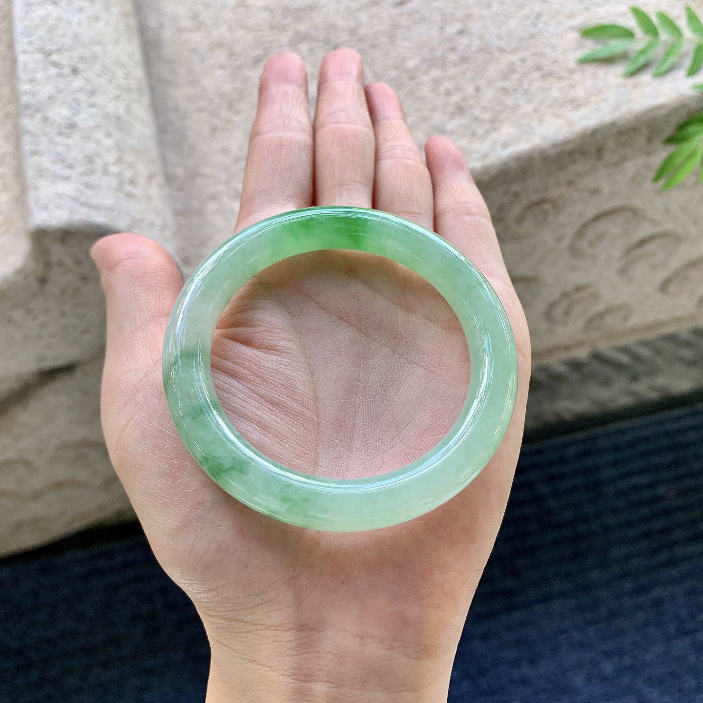 圆条50 51,圈口51.5/8.7/9,编码A1082239,描述冰糯飘辣绿，水润，种老，细腻，打灯有絮线
