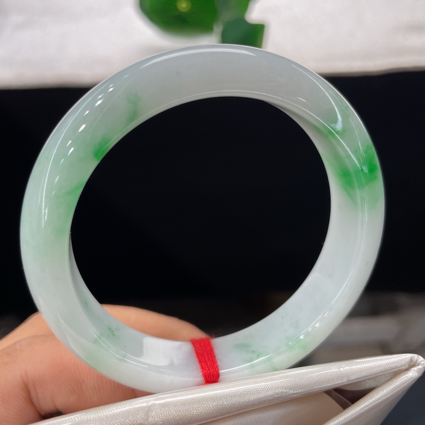 翡翠手镯 圈口54.3/12.5/8.0，白底青正圈，53/54可戴，素玉凝清辉，翠影落玉环，无裂。