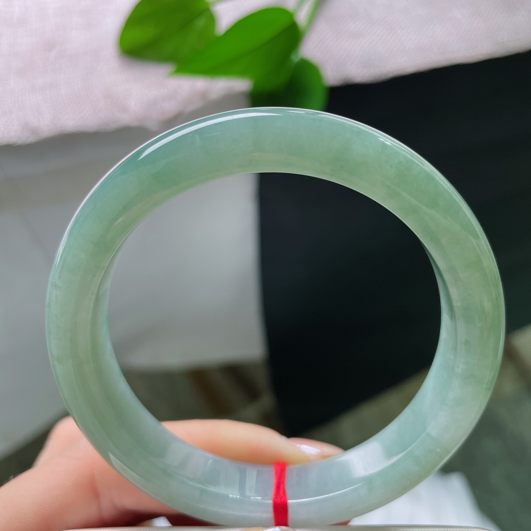 绿底正圈，玉质细腻通透，水头充足，自带淡淡的胶感，摸起来油润感很好。一点皮纹，ss57579a