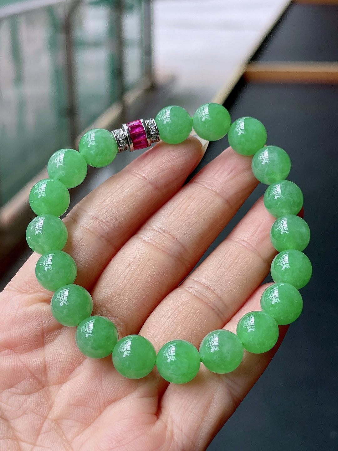 冰种阳绿手串 色泽鲜艳，油润起胶 尺寸：10.2