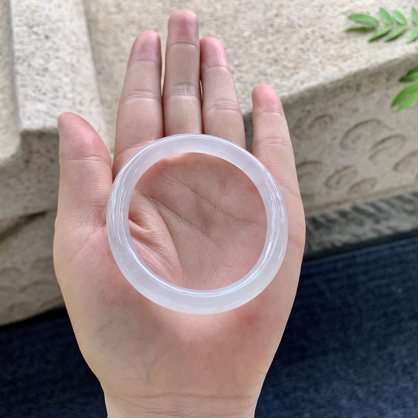 糯冰底色，水润，种老，细腻，打灯有棉线