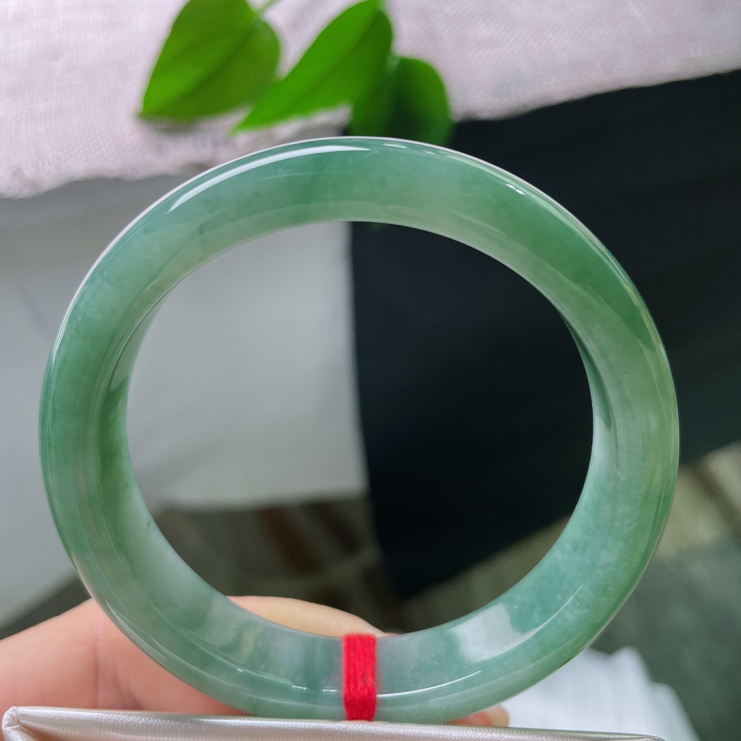 绿底正圈，玉质细腻紧实，水头通透，自带幽幽胶感，玉料质感沉稳厚实。ss57572a