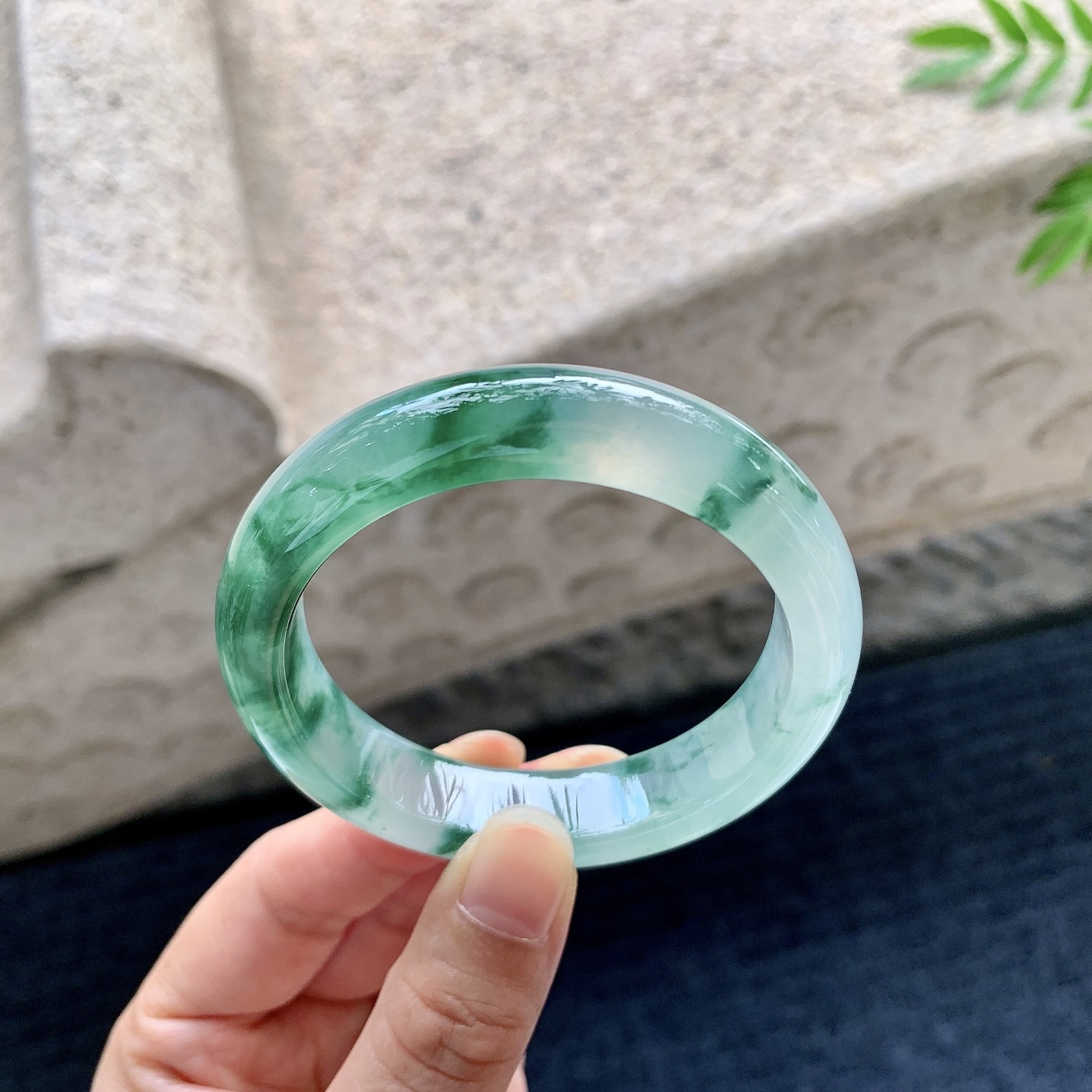 正圈50 51，圈口51.6/12.3/8，编码W6082233，冰糯飘绿花，水润，种老，细腻，打灯有棉线