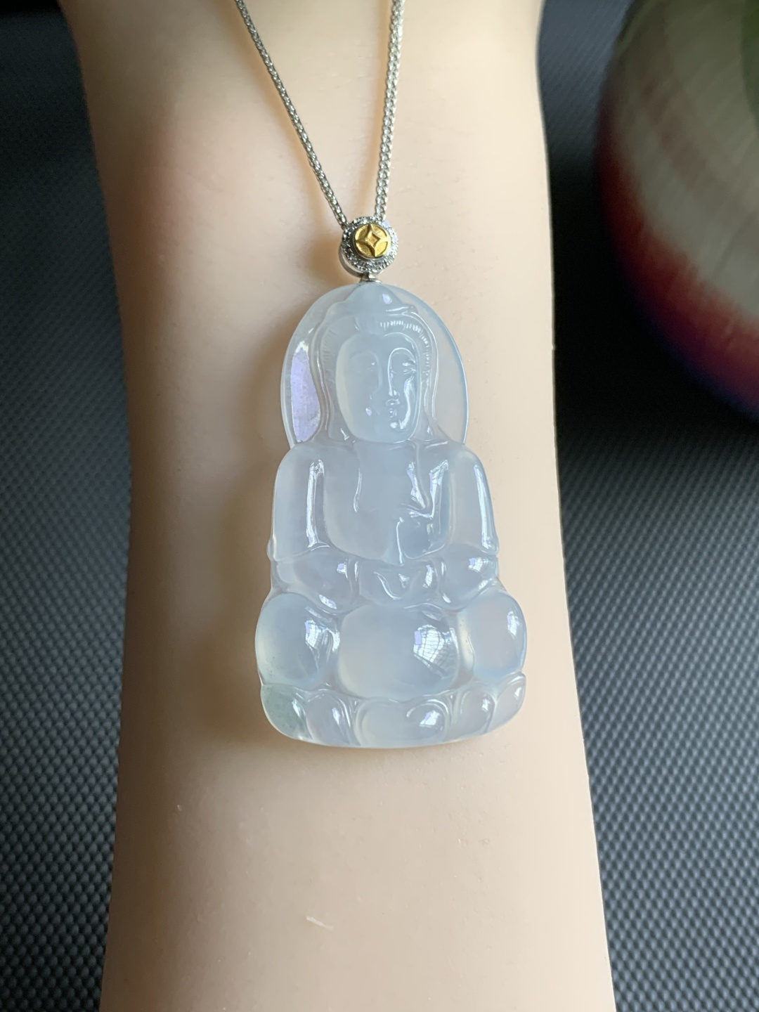 翡翠底色观音，平安喜乐，料子水水润润，细腻光滑，雕工精细，有淡淡紫底很耐看，18K金扣头